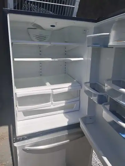 Frigidaire a donner pour pièce. Il fonctionne, mais desfois il prend des pannes. Il y a un problème...