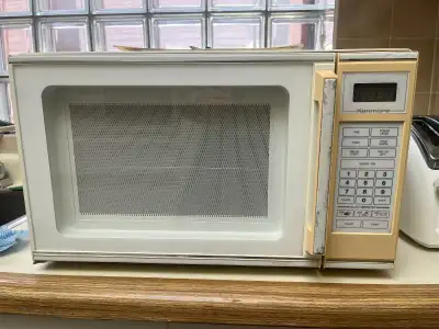 Medium Kenmore 1 cu ft 750 watt with glass tray, meat rack (grill in pic is removable) and temperatu...
