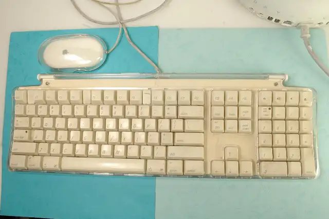 Apple iMac M6498 15” 700Mhz Mac Power PC G4 640 MB RAM 40GB in Desktop Computers in City of Toronto - Image 11