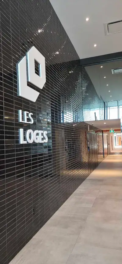 Découvrez ce magnifique appartement 3 1/2 situé au 6 ème etage dans le prestigieux complexe Les Loge...