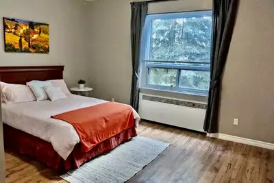 Large Bright 4.5 Apartment one minute from Metro station