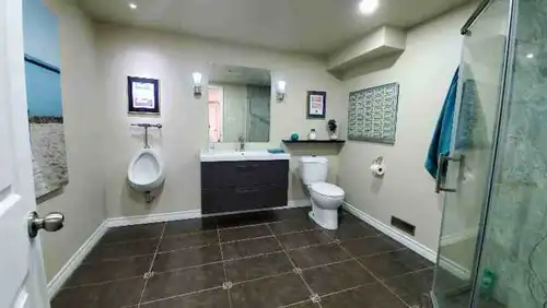 Private entrance, Private room, fully furnished, All-inclusive with high speed Internet. Shared with...