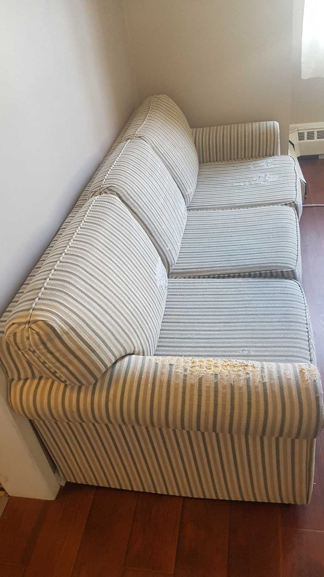 Free couch/sofa in Free Stuff in City of Halifax - Image 2