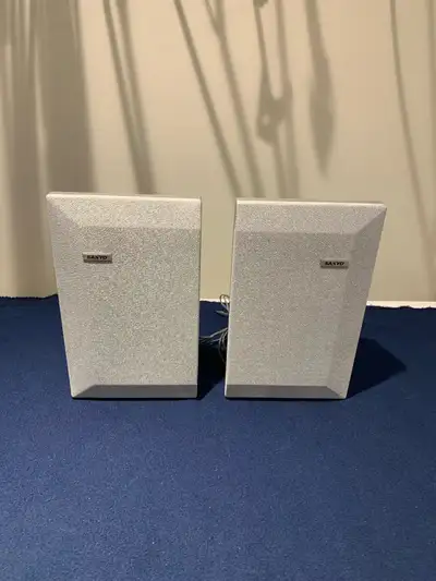 Haut-parleurs SANYO pour étagère ou murale en excellente condition.