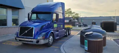 Hello and good day up for sale is mine and my father’s 2007 Volvo VNL Sleeper Semi Tractor. Only rea...