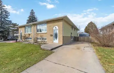 5-Bedroom Semi! Now Available! (If ad is up it’s available) Perfect for students or families, this l...