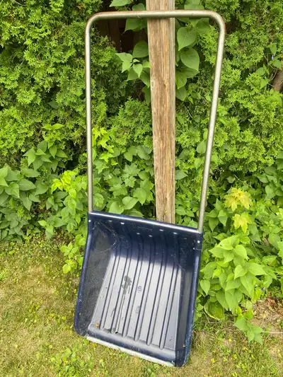 A QUI MA CHANCE!! pelle traîneau à vendre! ( COMME NEUF ) AUBAINE!! Aucunement craquer!! Plastique s...