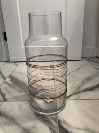 Vase avec détail de fil en cuivre (dans les Laurentides)