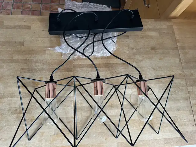 luminaire 3 ampoules  rose gold/noir in Indoor Lighting & Fans in City of Montréal - Image 2