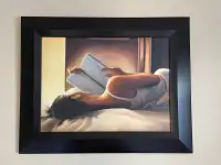 Tres beau tableau paisible d une fille couché  entrain de lire
