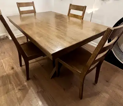 Excellent condition table Very sturdy 40” wide 60” long 30” high 4 solid chairs I have cats and you...