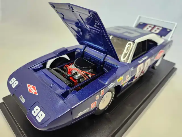 1969 Dodge Charger Daytona Nascar Mopar Hemi 1:18 Diecast Rare in Arts & Collectibles in Kawartha Lakes - Image 6