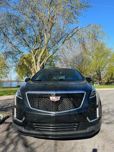 Selling my Cadillac xt5 sport AWD v3.6 Still has over a year 20 000 km full warranty and maintenance...