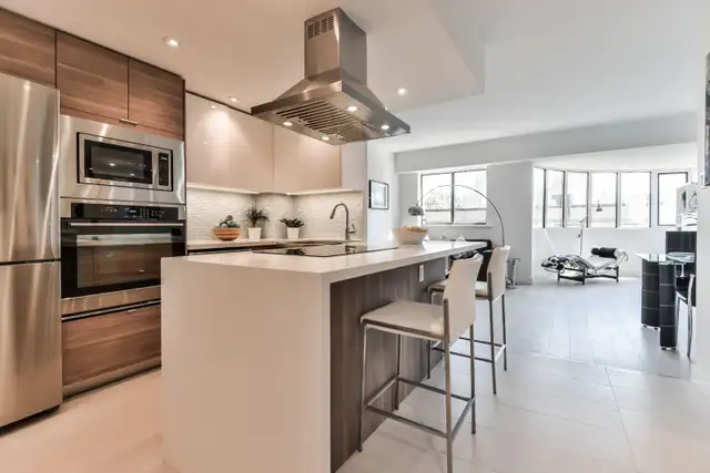 2 Story Condo Townhouse Downtown Toronto- Internet & TV included