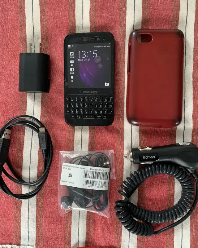 BlackBerry Q5  (8GB-Unlocked) GSM Dual-Core OS 10.2  Cell Phone in Cell Phones in City of Toronto - Image 2