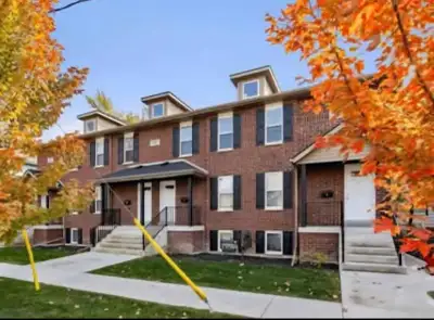 Great for University of Windsor and St. Clair College in Windsor Students! Looking for: Female rooma...