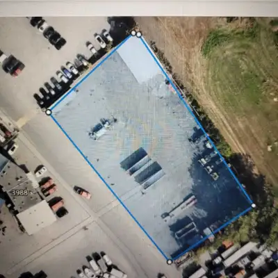 Grand stationnement à louer – Camion, remorque, voiture, bateau Plusieurs grandes places de stationn...