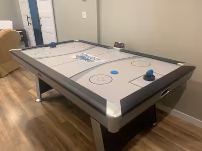 Je vends ma table de hockey sur glace Wicked de 7 pieds, comme neuve, 84 '' L X 48 '' l X 32 '' H, d...