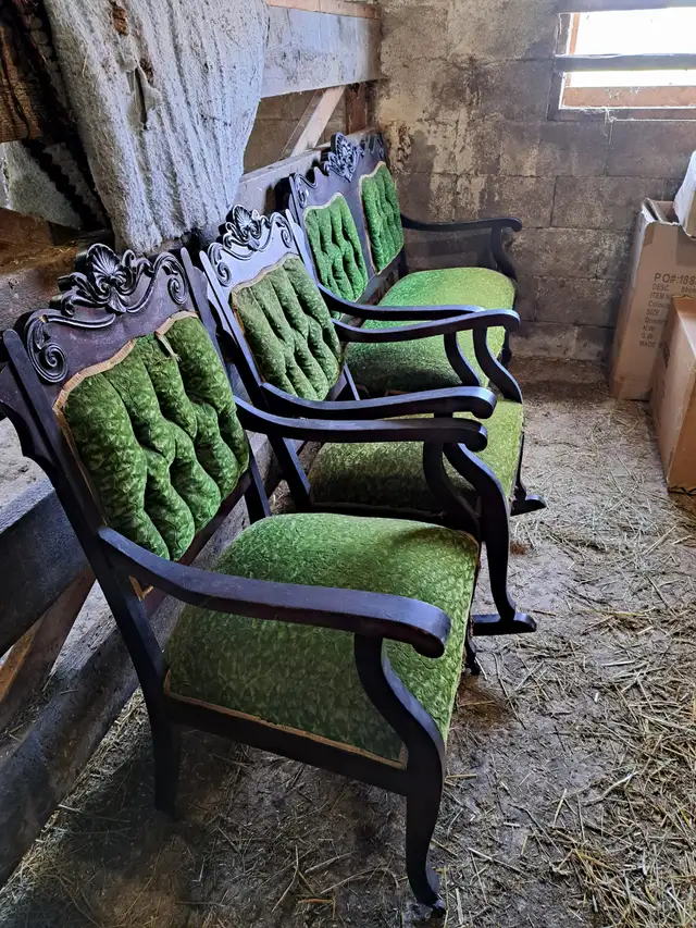 3 PC Victorian Parlor Suite in Couches & Futons in Kingston - Image 2