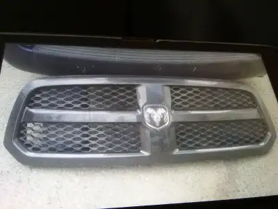 Grille assemblée ou calandre de pick up dodge ram 2016. La grille a une petite grafigne, voir photo....