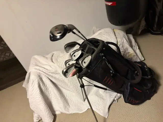 women’s right Goliath golf clubs and bag  in Golf in Guelph - Image 9