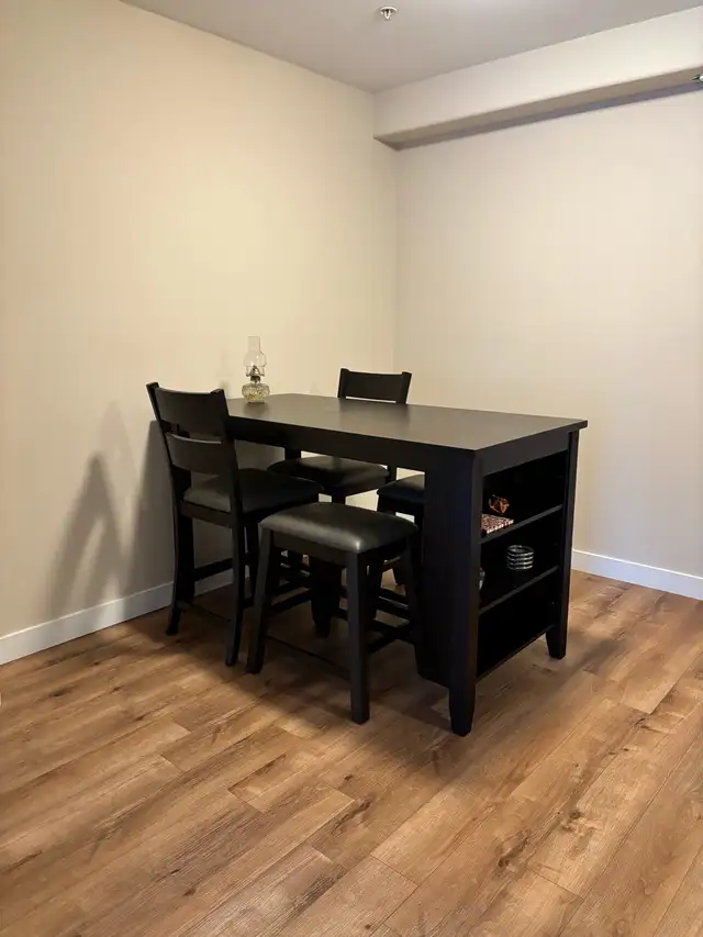 Counter height table and chairs in Dining Tables & Sets in Bedford - Image 2