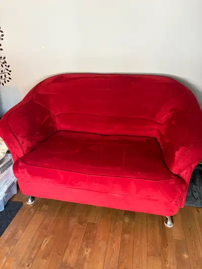 Causeuse rouge en tissus suédine comme neuve, utiliser comme déco. 60 pouces large x 34 pouces profo...