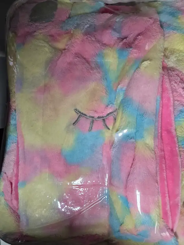 Blankets in Bedding in St. Catharines - Image 7