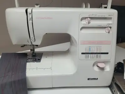 Machine è coudre portable Kenmore, vérifié ajusté et prête à l'emploie. Excellente qualité, à très p...