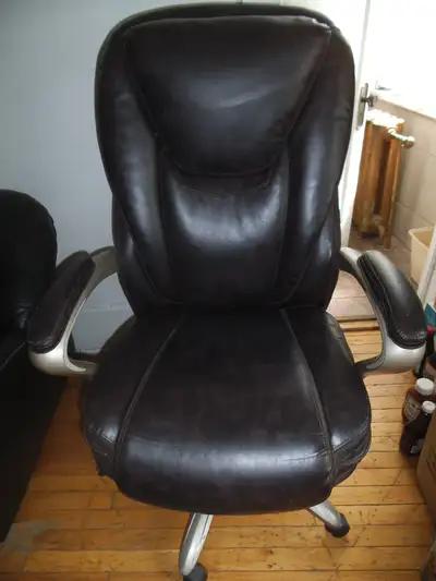 Fauteuil de direction de marque Serta. En cuir reconstitué. Acheté il y a 14 mois, mais dois m'en sé...
