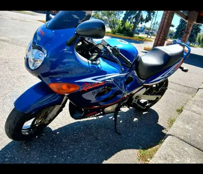 2000 gsxr katana great shape needs a starter button one on it is worn out so I bump start it runs aw...