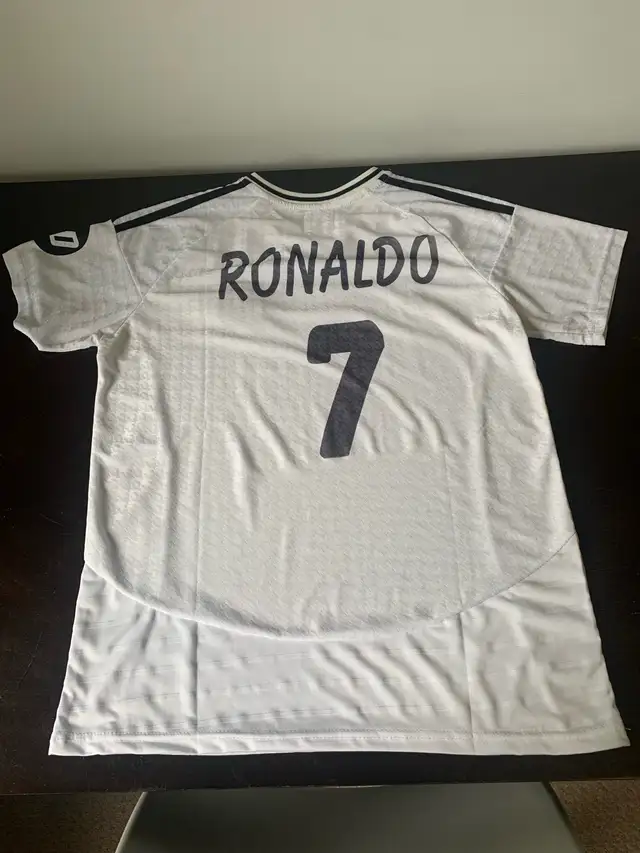 Large Real Madrid Jersey in Soccer in Gatineau - Image 3