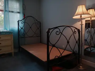Très beau lit simple : Tête et pied style en bronze, lourd et solide. (à vendre PAS de matelas), lar...