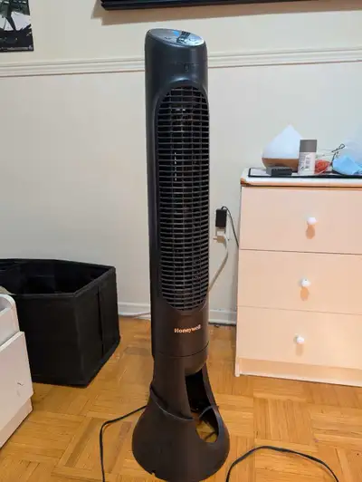 Comes with remote (batteries not included. Very slight humming/faint rattling noise. Oscillation doe...