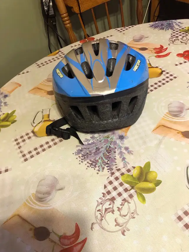 casque de vélo de marque Supercycle  pour adolescents  in Kids in Longueuil / South Shore - Image 3