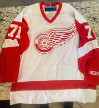 Rare Wendel Clark CCM Detroit Red Wings NHL hockey Jersey Size M