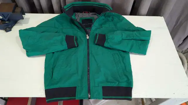 Tommy Hilfiger green windbreaker jacket - fall or spring men's  in Men's in Oshawa / Durham Region - Image 2