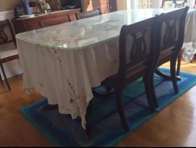 Duncan Phyfe solid wood dining table chairs, hutch and sideboard in Dining Tables & Sets in Oakville / Halton Region - Image 3