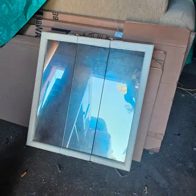 Medecine cabinet 3 doors W 23 ¾ x H 25 ¾ x D 4 ¾ Dusty due to storage in the garage Must pick up in...
