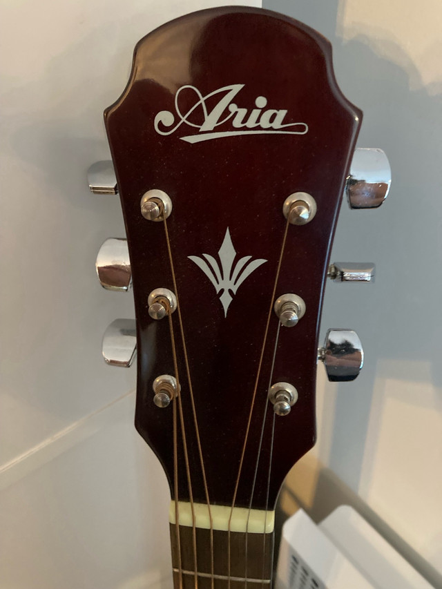 1 guitare Aria avec accessoires  dans Guitares  à Saint-Hyacinthe - Image 4