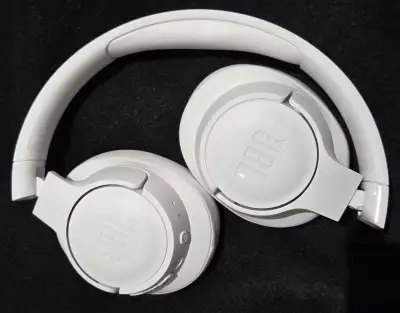 Selling JBL Tune 720BT wireless headphone. Barely used for about 3 month only. $50 Pick up and cash...