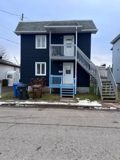 Situé au 43 rue Paré, dans un quartier ultra familial du Cap-de-la-Madeleine, cet appartement de 3 c...