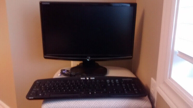 Monitor and keyboard in Monitors in Markham / York Region - Image 2