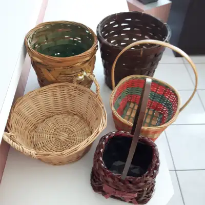 9 PANIERS EN OSIER DE DIFFÉRENTES COULEURS:  $5.00 CHACUN, View more