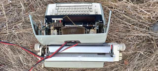 I deliver! Old Vintage SCM Typewriter in Arts & Collectibles in St. Albert - Image 2