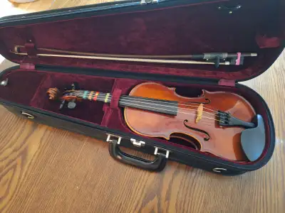 1/2 size A-stadirarivo 1713 west Germany. Case and bow included.