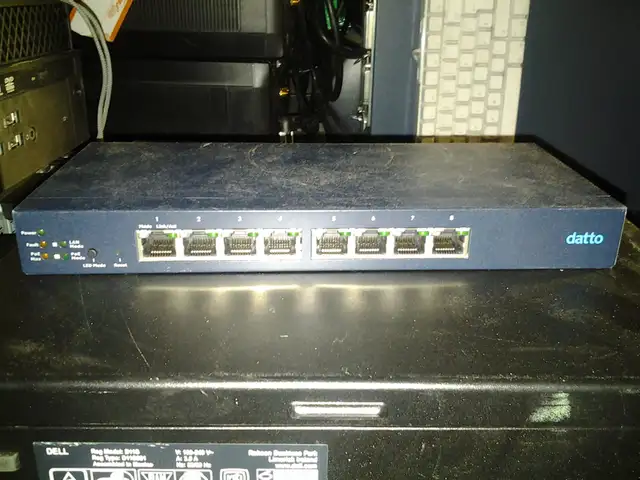 DATTO L8 8-PORT GIGABIT POE+ CLOUD MANAGED NETWORK SWITCH 1000+ in Other in City of Montréal - Image 2