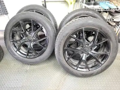 4 Pneus Été Ford Escape 2017 Nokian 235-50-18 sur mags AWC (faite en Italy)en Très bon État 5 x 108...