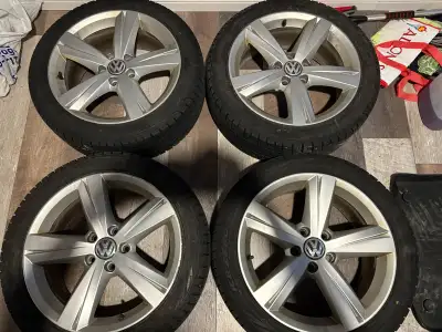 Pneus d'hiver 17" sur jantes Volkswagen, encore bons pour 2-3 hivers