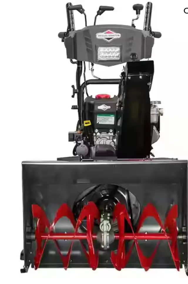 Briggs and Stratton 2 Stage Snowblower in Snowblowers in Kitchener / Waterloo - Image 2